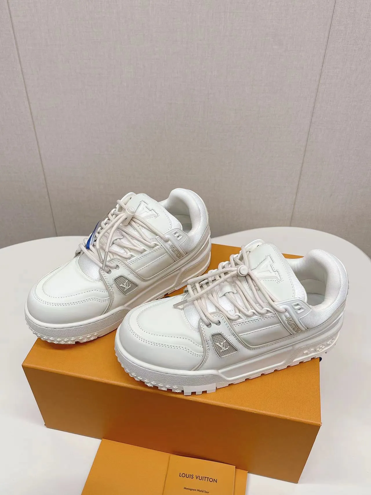 👟👟Ex-factory price 800👟👟 LV casual sneakers, new colors for early spring 2024, amplify the attention of the classic LV Trainer sneakers, and are an extension of inspiration from the 2023 spring and summer men's fashion show. Rubber L.v logos adorn the tongue, sides and back of the shoe. This pair of cute fat version of Trainer has attracted much attention. The three-dimensional and full shoe body is full of childlike fun while being trendy and cool! Size: 38-45